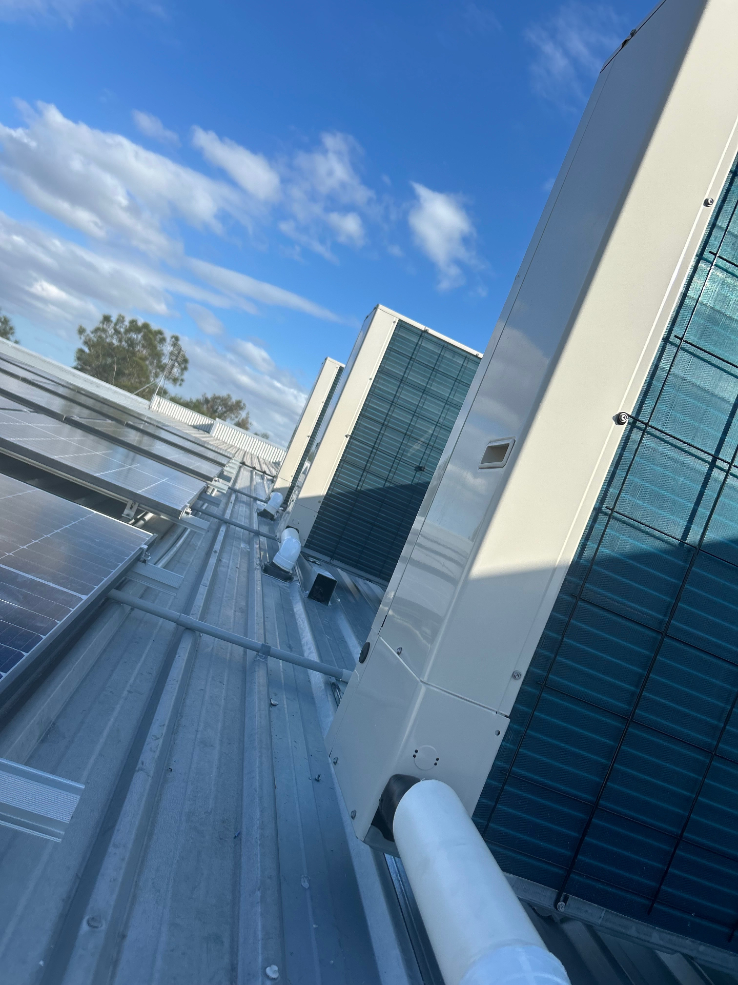Commercial rooftop HVAC units installation